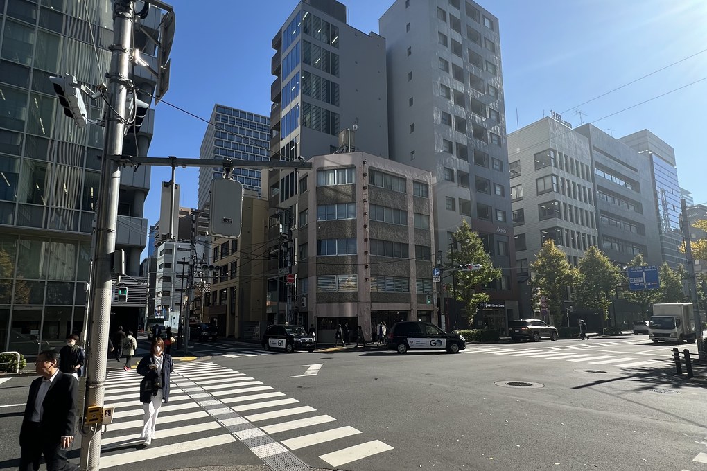 スマートスキンクリニック神保町院が入るEX神田錦町ビル周辺の街並み